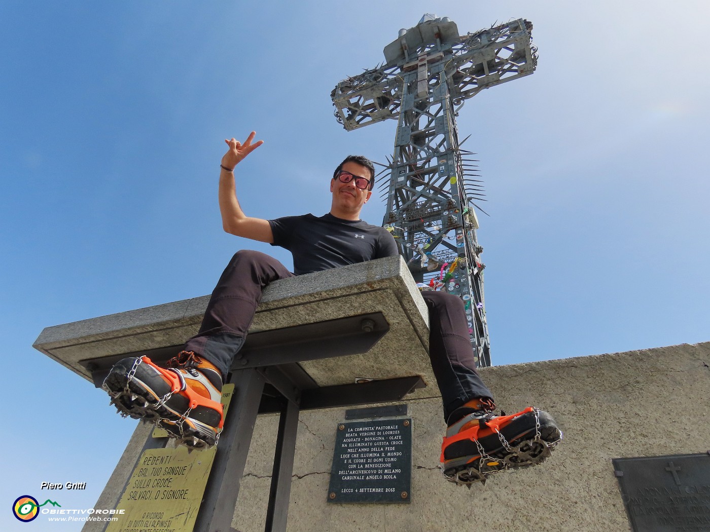 44 Alla imponente bella croce di vetta del Resegone -Punta Cermenati (1875 m).JPG